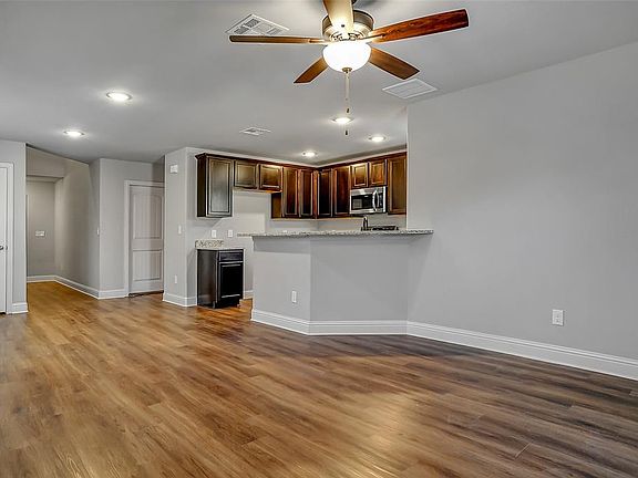 5th image of 2731 Washington St