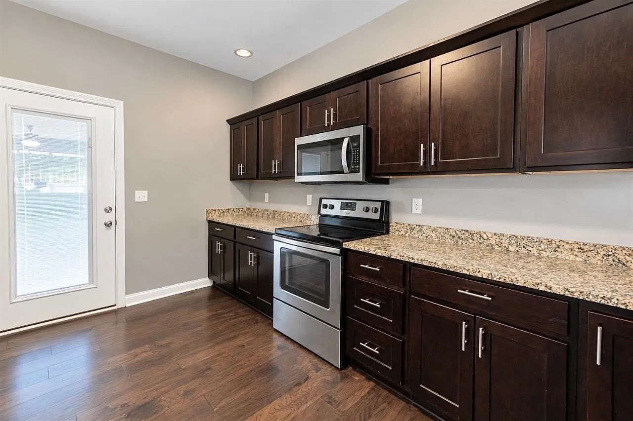 3 bed, 1380 sqft, $1,800 — Photo 2