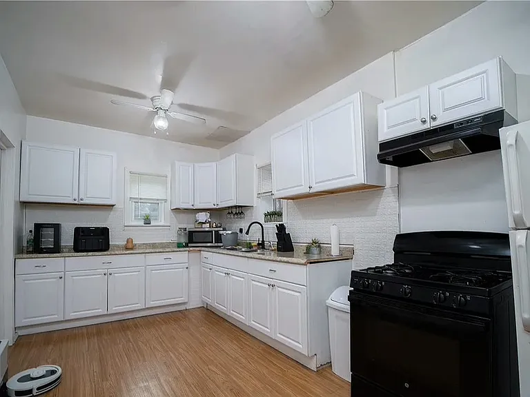 114 Deer St — Photo 3