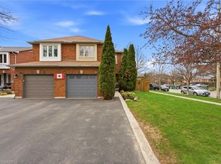 31 Wakefield Ln, Hamilton, ON L8B 0M7