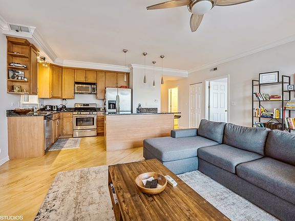 5th image of 815 N Marshfield Ave #404