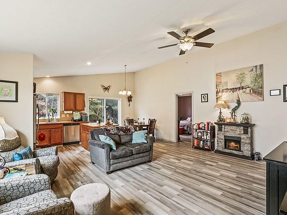 4th image of 3224 Meadow Glen Ln