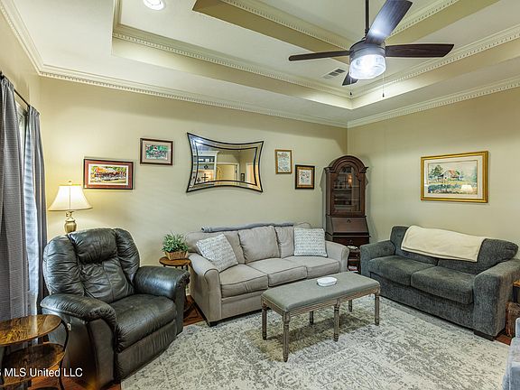 3rd image of 221 Cherrybark Ln