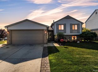 22672 Woodcreek Dr, Brownstown, MI 48134