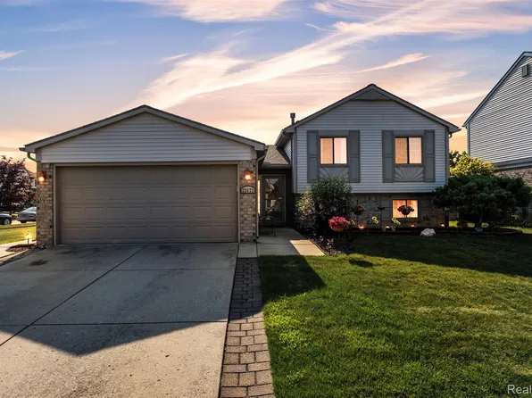 22672 Woodcreek Dr, Brownstown, MI 48134