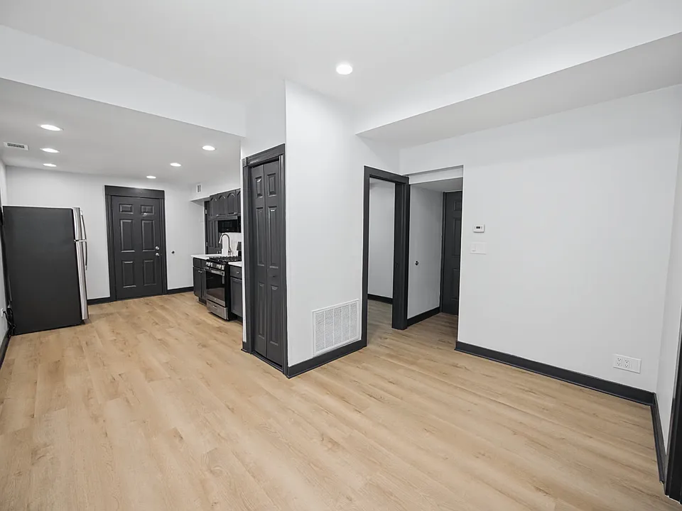 2448 W Iowa St #1
