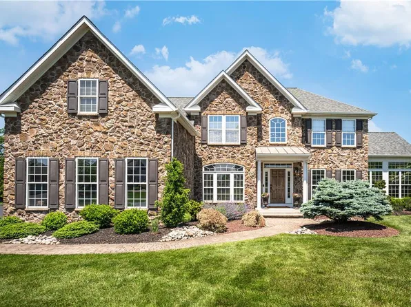 4379 Eisenhower Dr, Bethlehem, PA 18020