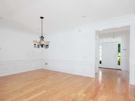 4th image of 124 Scott Dr W