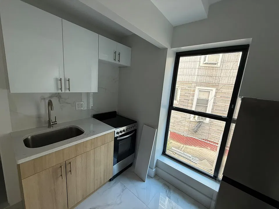 733 Howard Ave #2B