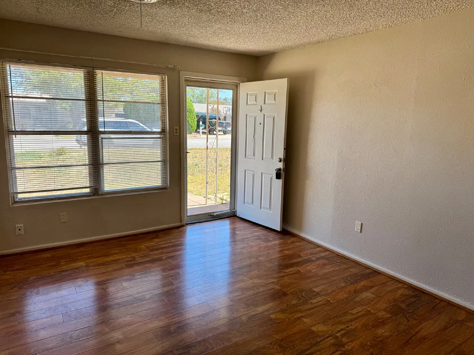 3 bed, 1.0 bath, 1200 sqft, $1,200 — Photo 3