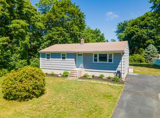 26 Willow Ln, Clinton, CT 06413