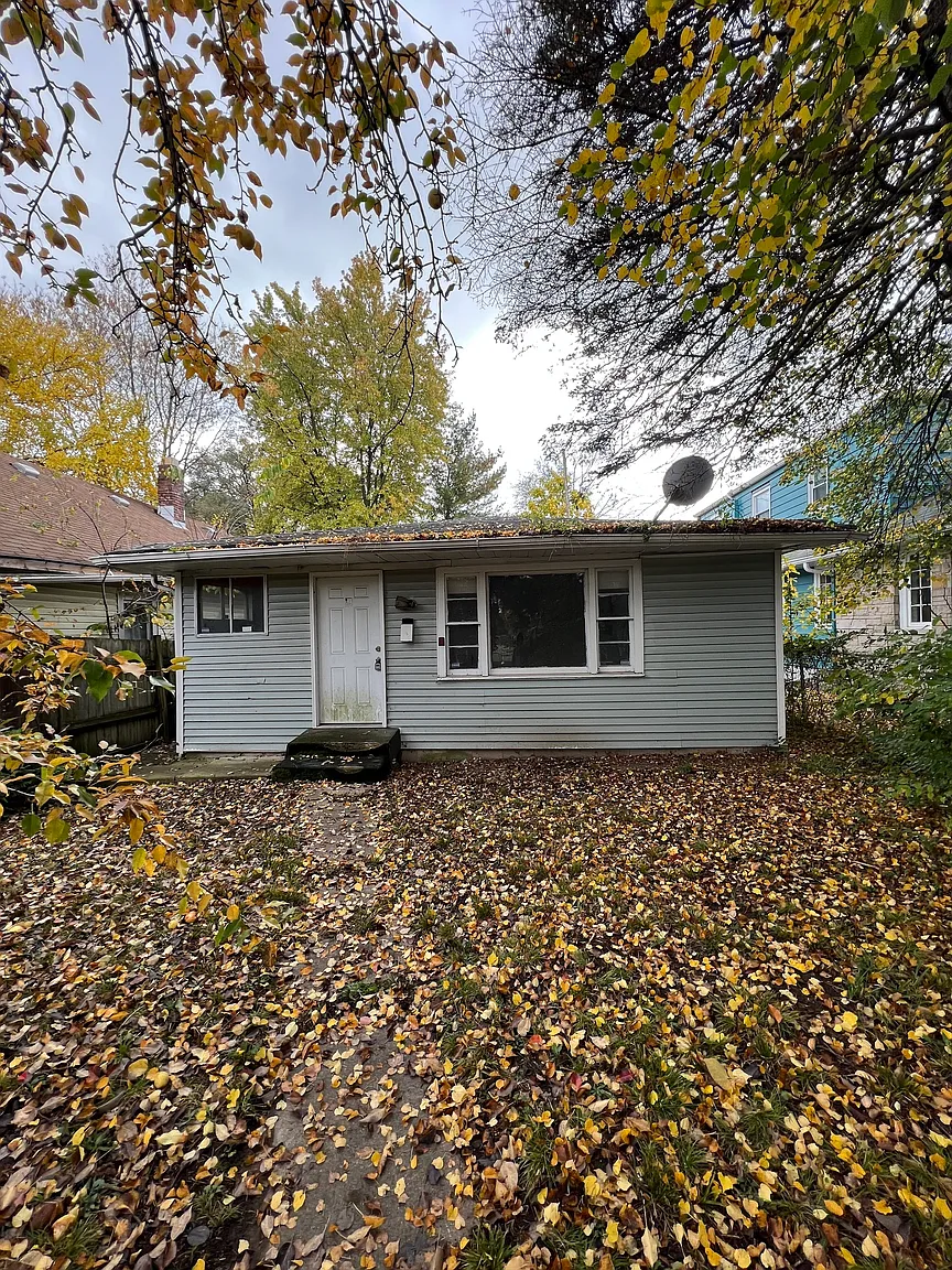 1059 W 37th St photo 1