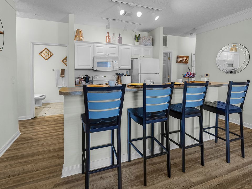 Enjoy open-concept living with a spacious common area and breakfast bar at The Quarters, student housing near UL Lafayette.