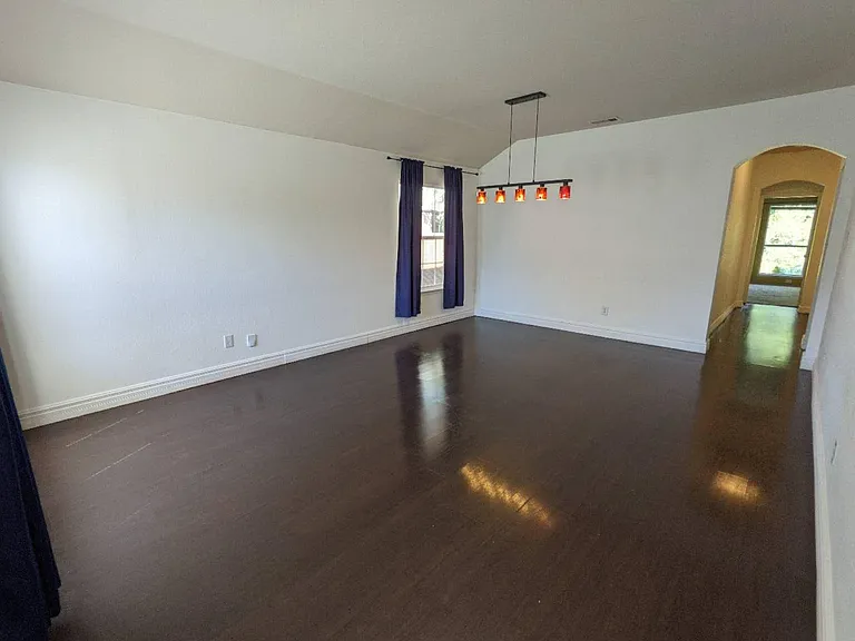 1321 Meadowbrook Dr — Photo 2