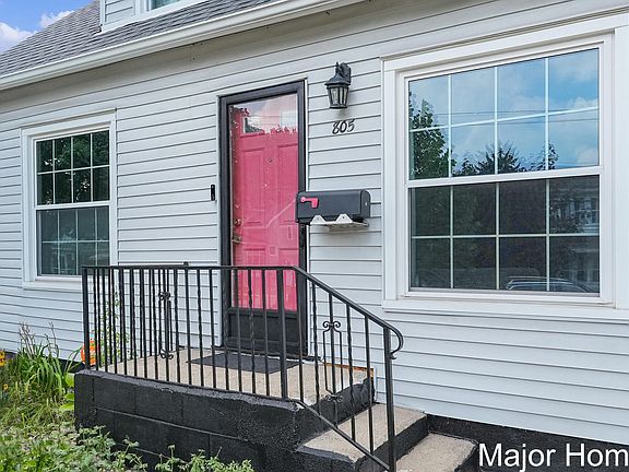 4th image of 805 Lincoln Ave NW