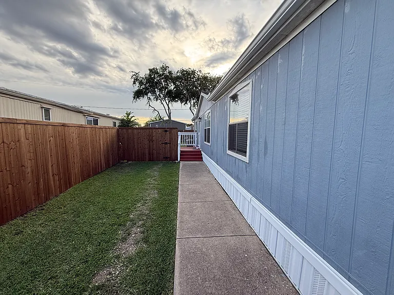 11101 E Sunset Dr — Photo 2