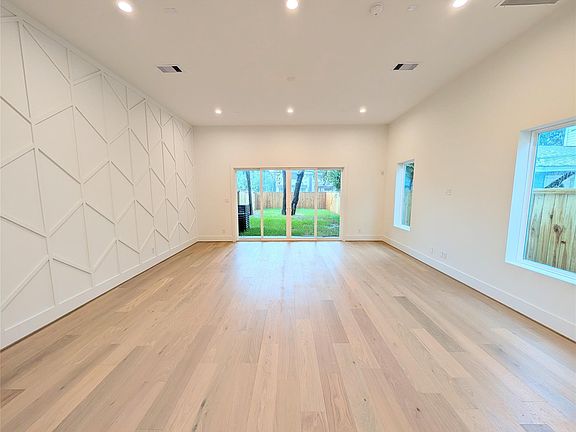 3rd image of 833 W 25th St