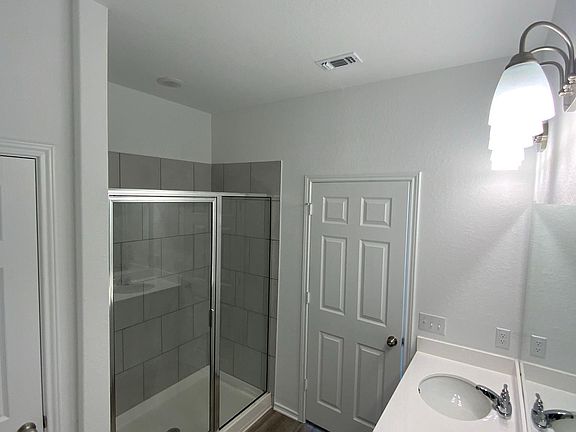 4th image of 1600 Holly Lake Dr