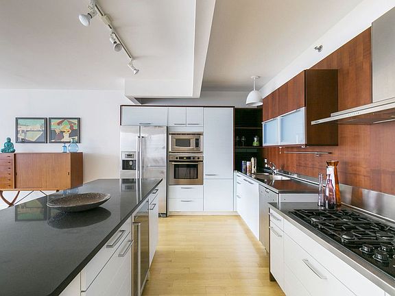3rd image of 224 W 18th St APT 4A