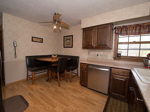 5th image of 9158 Sprague St