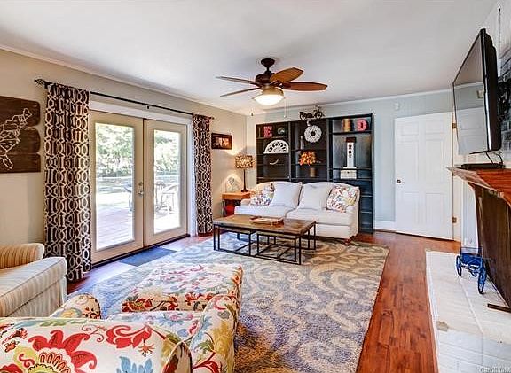 4th image of 2647 Camelot Dr