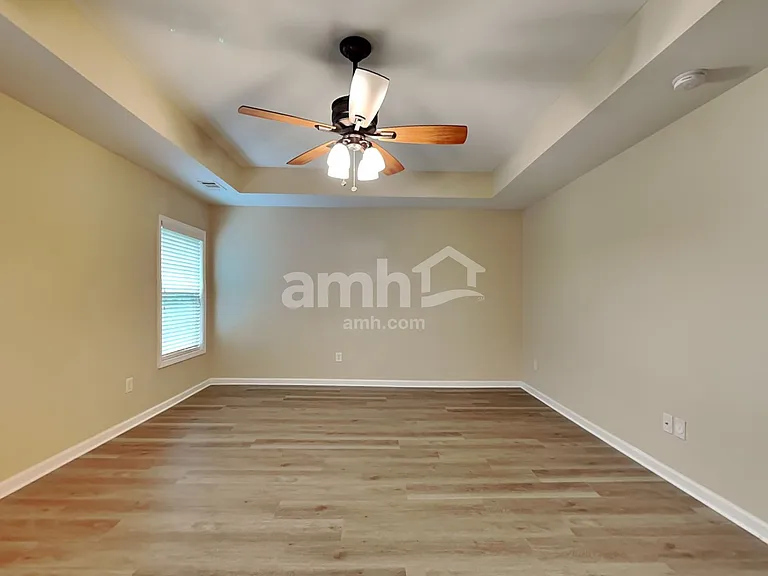 556 Crestmont Ln — Photo 12