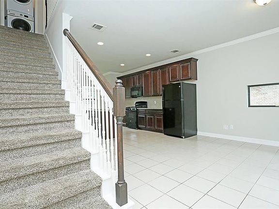 3rd image of 990 Grenshaw St Unit B