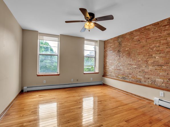 18 Saint Louis Pl APT 3