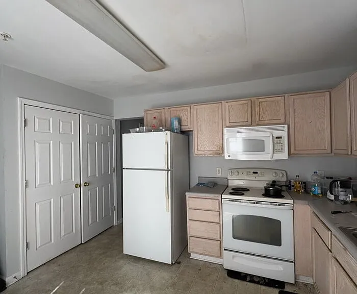 221 Campus Dr #4 — Photo 4