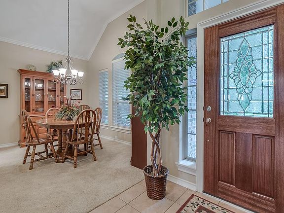 3rd image of 10 Montfair Park Cir