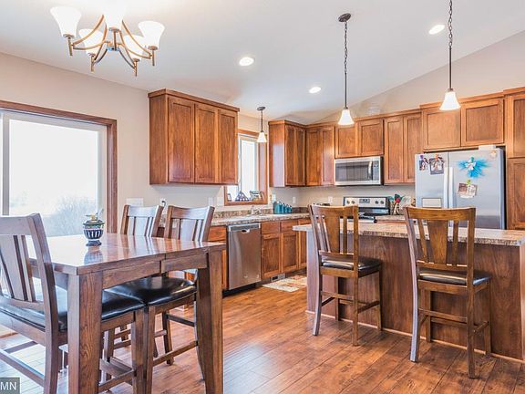 2nd image of 810 Winsome Way NE