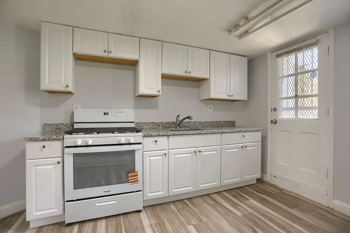 Building Photo - 1323 N Kenwood Ave