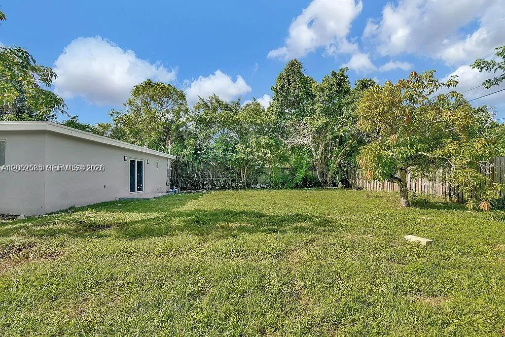3 bed, 3.0 bath, 1359 sqft, $4,900 — Photo 4