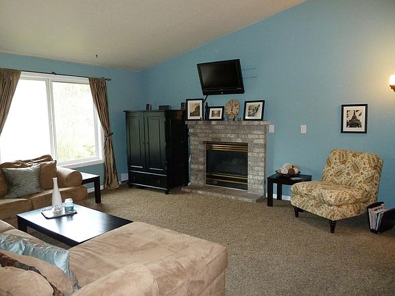 Living room, vaulted ceiling, skylights that open.