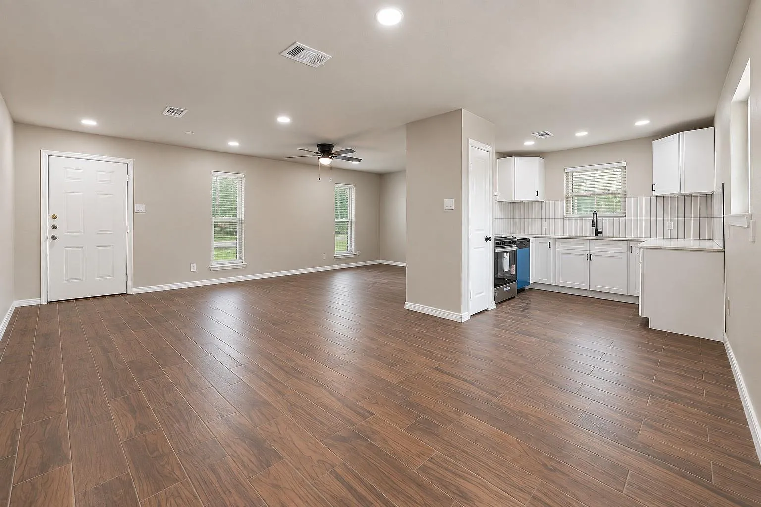 3 bed, 2.0 bath, 1230 sqft, $2,000 — Photo 2