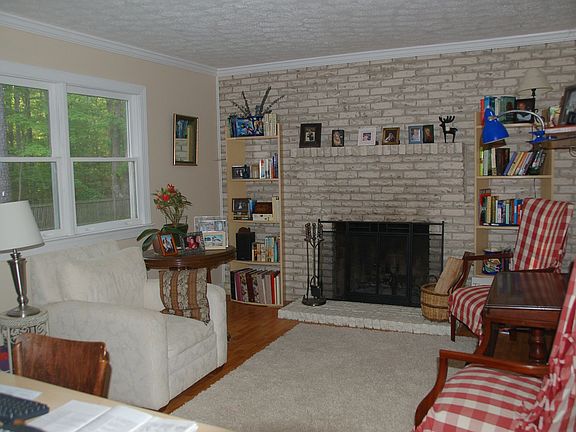4th image of 107 Mace St