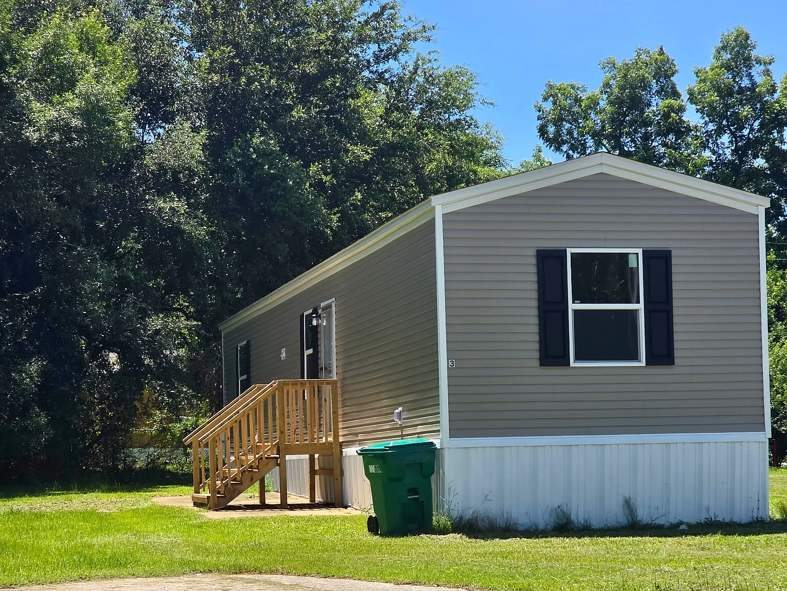 3 bed, 902 sqft, $1,050 — Photo 1