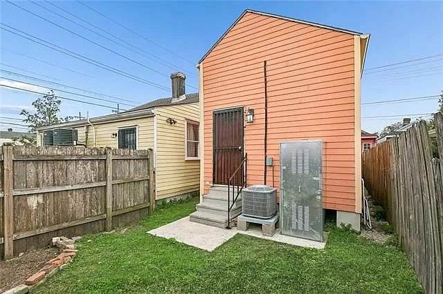 2207 Saint Ann St — Photo 9