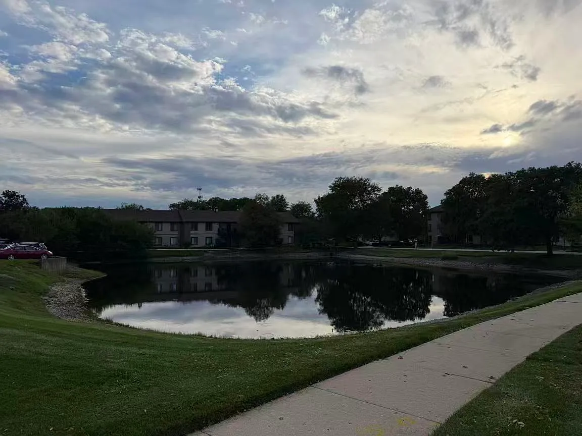 2 bed, 871 sqft, $2,200 — Photo 3