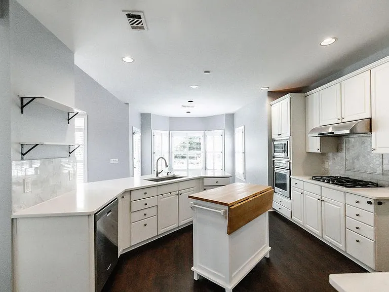 Fully equipped kitchen with top-of-the-line appliances and quartz countertop