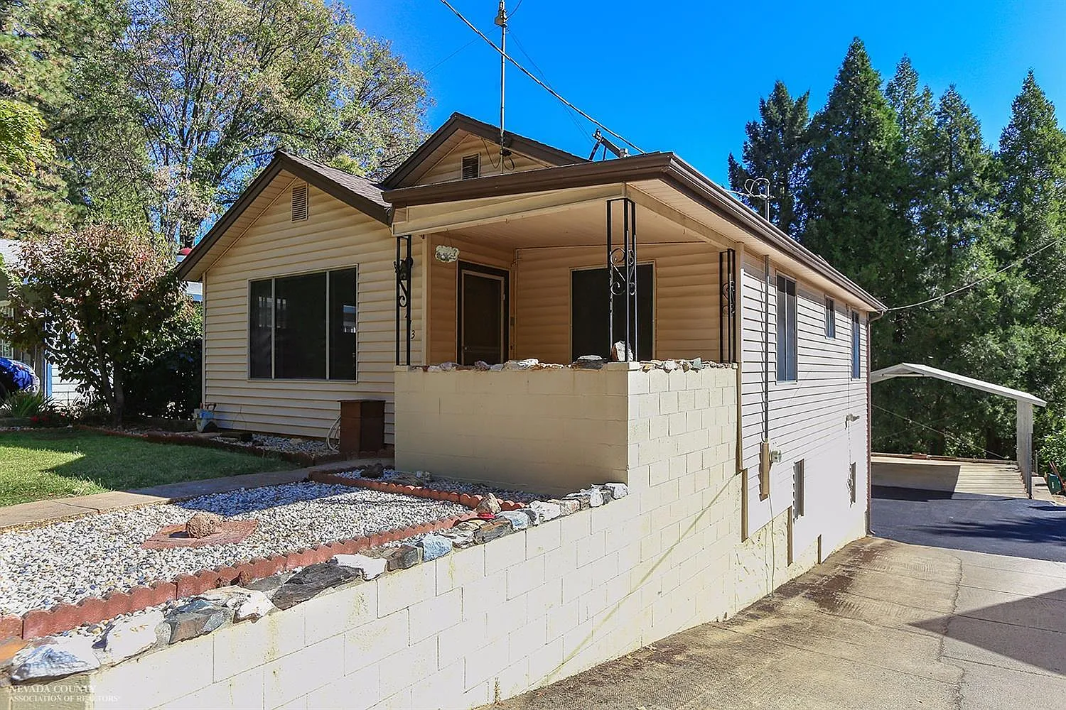 273 Manor Dr photo 1