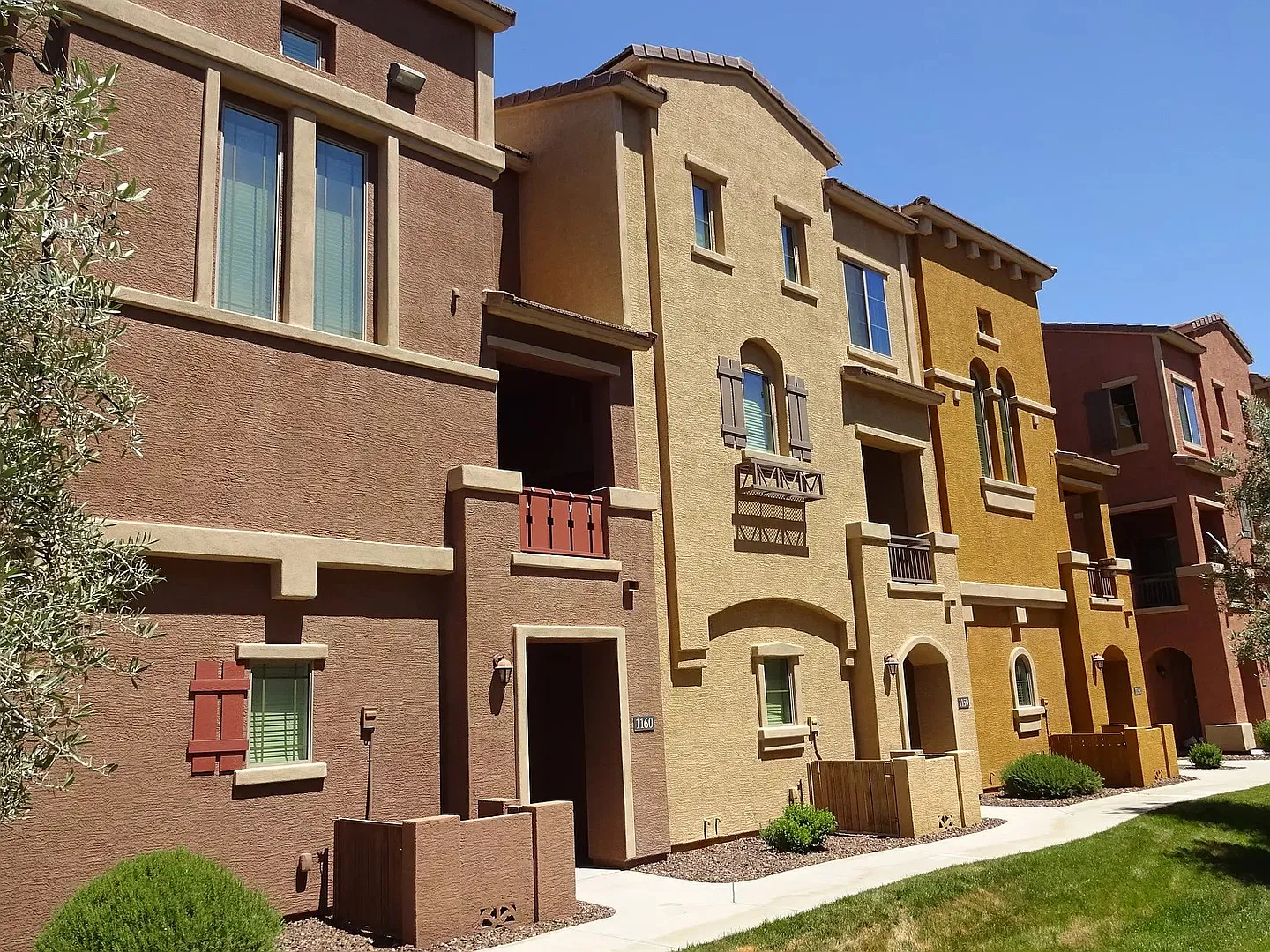 Ideal 2 Br 2.5 Ba 2 Car Garage Townhome Near Dobson and Loop 202 in Chandler — Photo 1