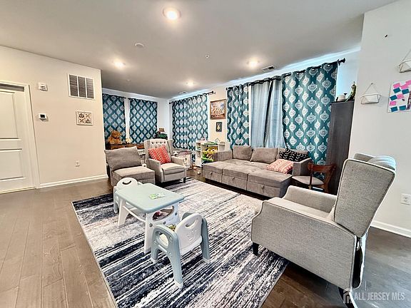 3rd image of 102 Dickson Ct