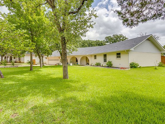 4th image of 213 Mistletoe Ln