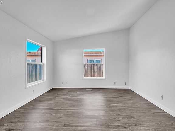 4th image of 10913 NE 69th St