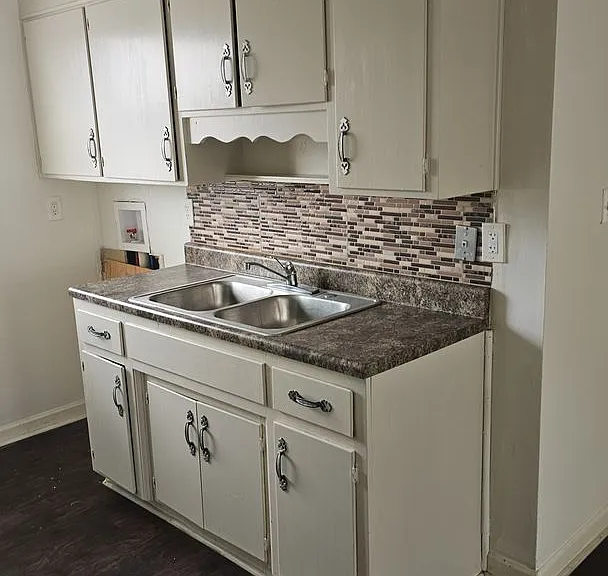 2709 Avenue E E — Photo 1