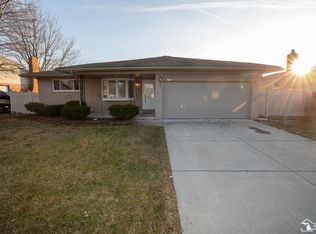 27602 Oakcrest Dr, Brownstown, MI 48183