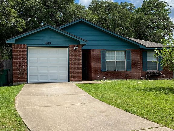 5th image of 609 Richardson Cir