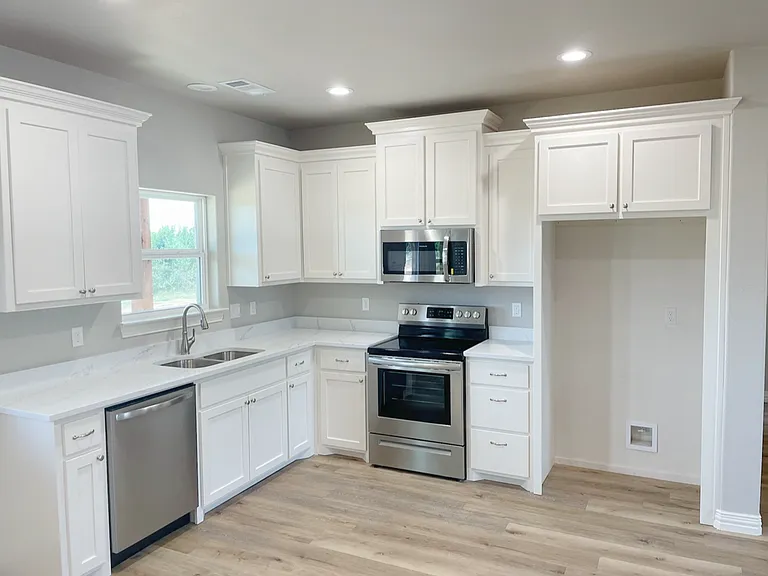 305 Western Hills Dr — Photo 2