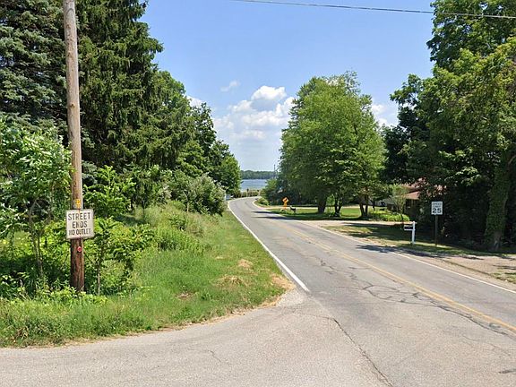 3rd image of Recreation Dr